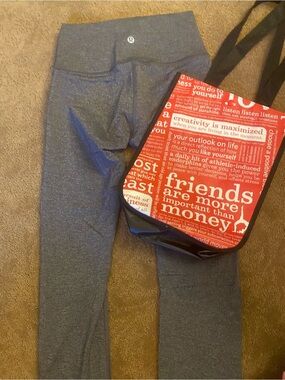 Lululemon Women's gray crop athletic leggings size 4 excellent condition & bag!